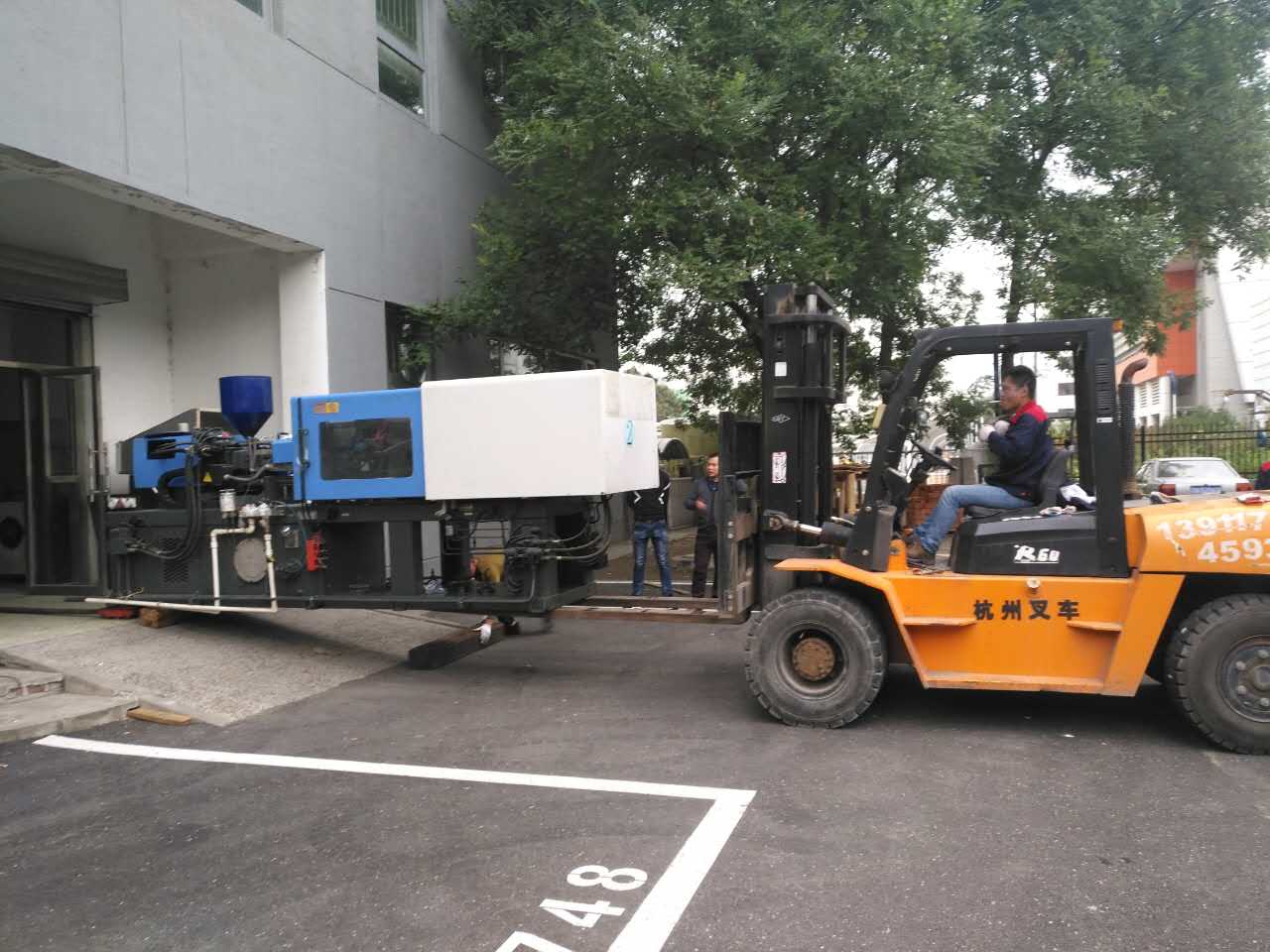 叉車出租租賃為大家?guī)砟切┍憷麠l件